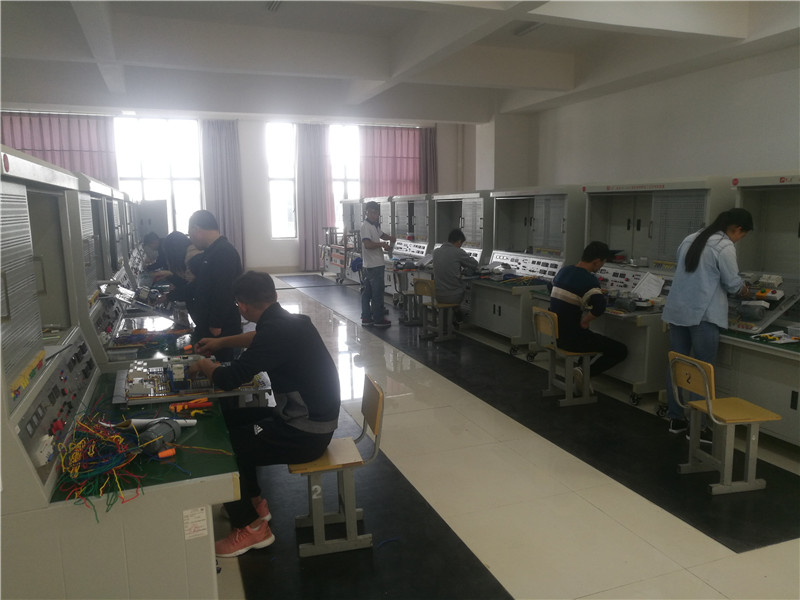 學生在指導老師帶領下訓練.jpg 學生在指導老師帶領下訓練.jpg