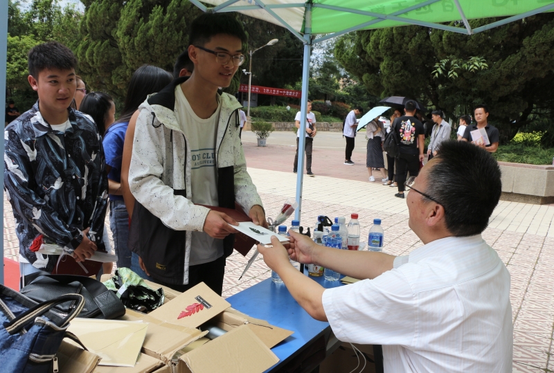 耿院長將寄語卡片贈於畢業生們.jpg