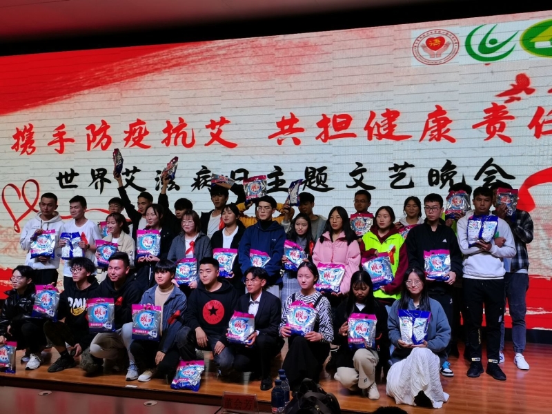 參演人員領取小禮品.jpg 參演人員領取小禮品.jpg