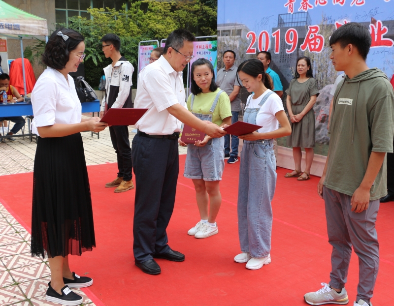 耿院長為畢業生代表頒發畢業證.jpg