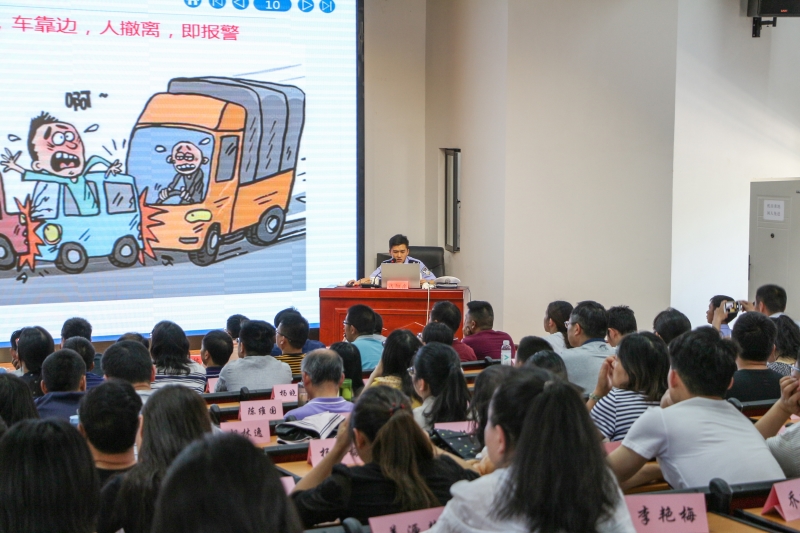 成旭東民警作“關愛生命 文明出行”交通安全知識講座.jpg 成旭東民警作“關愛生命 文明出行”交通安全知識講座.jpg