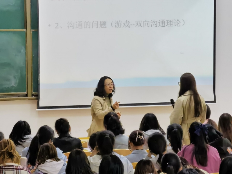 學生積極發言.jpg 學生積極發言.jpg