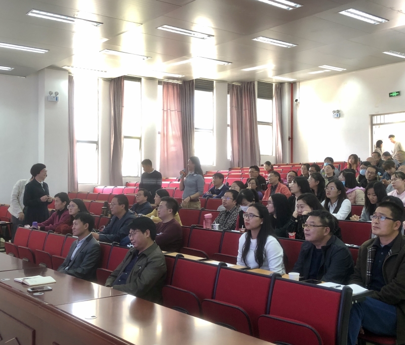 李教授跟老師現場互動.JPG 李教授跟老師現場互動.JPG