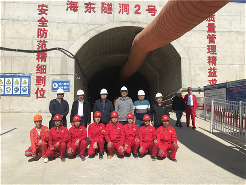 參觀引水隧洞建設並看望我院實習學生.jpg 參觀引水隧洞建設並看望我院實習學生.jpg