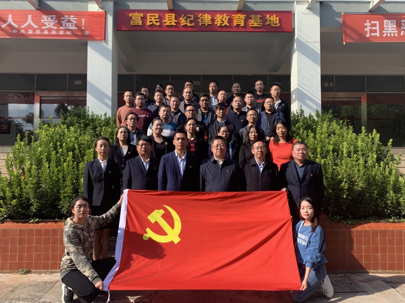 參觀教育基地的全體同誌合影.jpg 參觀教育基地的全體同誌合影.jpg
