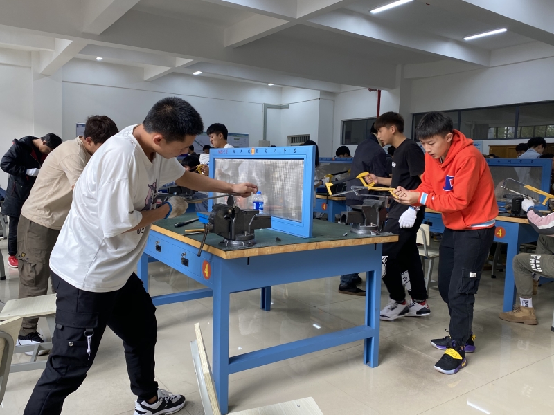 學生進行鉗工操作.jpg 學生進行鉗工操作.jpg