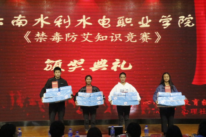 一等獎參賽隊上臺領獎.JPG 一等獎參賽隊上臺領獎.JPG