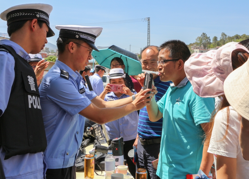 老師使用酒精測試儀.jpg 老師使用酒精測試儀.jpg